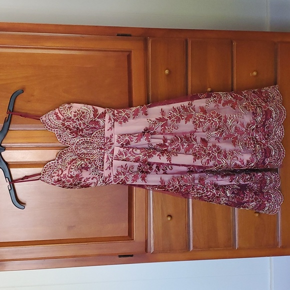 Dresses & Skirts - Lace Gold Threading Dress, Small/2